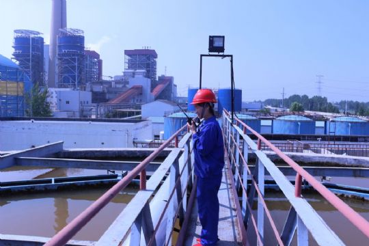 點(diǎn)擊查看詳細(xì)信息<br>標(biāo)題：運(yùn)行人員正在澄清池巡檢 閱讀次數(shù)：2287