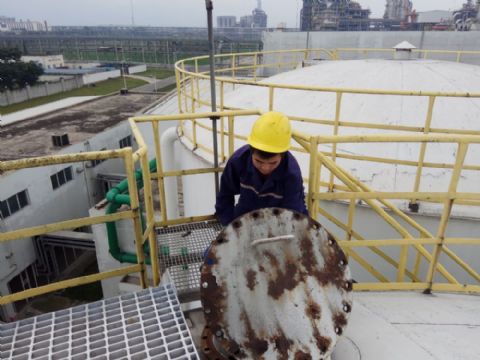 點(diǎn)擊查看詳細(xì)信息<br>標(biāo)題：某石化工作人員正在加藥 閱讀次數(shù)：2032