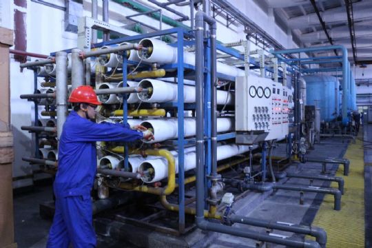 點(diǎn)擊查看詳細(xì)信息<br>標(biāo)題：檢修人員正在查看反滲透端蓋漏水情況 閱讀次數(shù)：1976