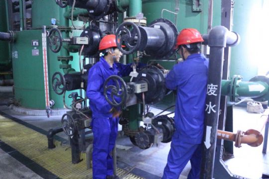 點(diǎn)擊查看詳細(xì)信息<br>標(biāo)題：檢修人員正在處理閥門缺陷 閱讀次數(shù)：2006